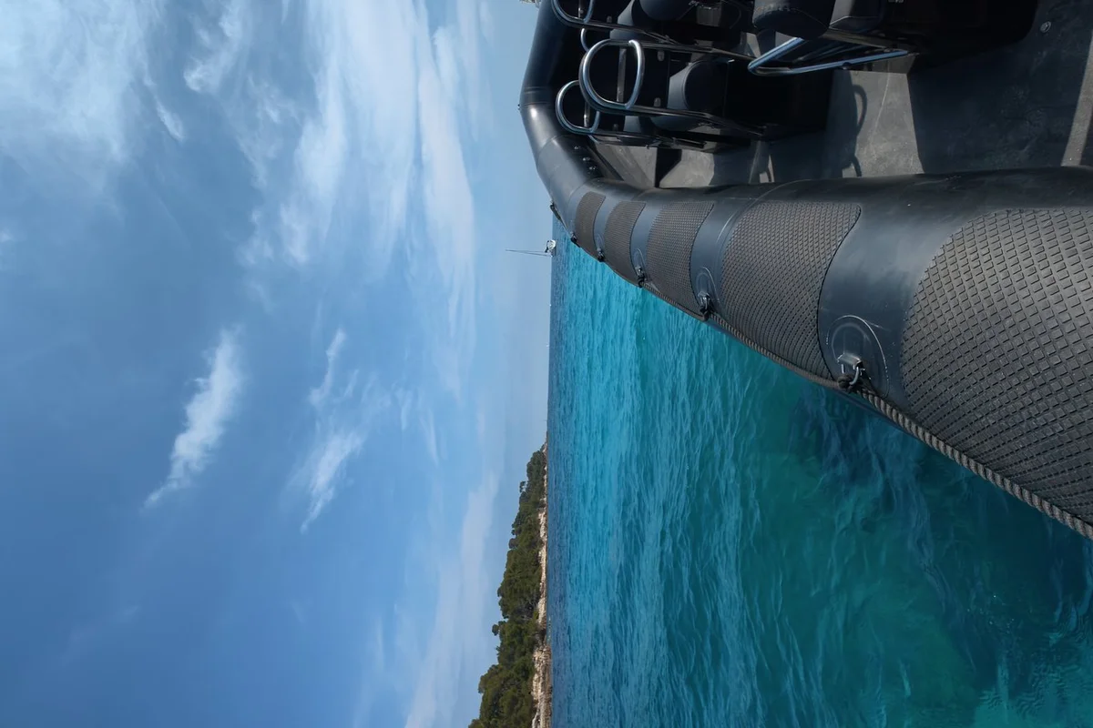 Navigation en eau turquoise