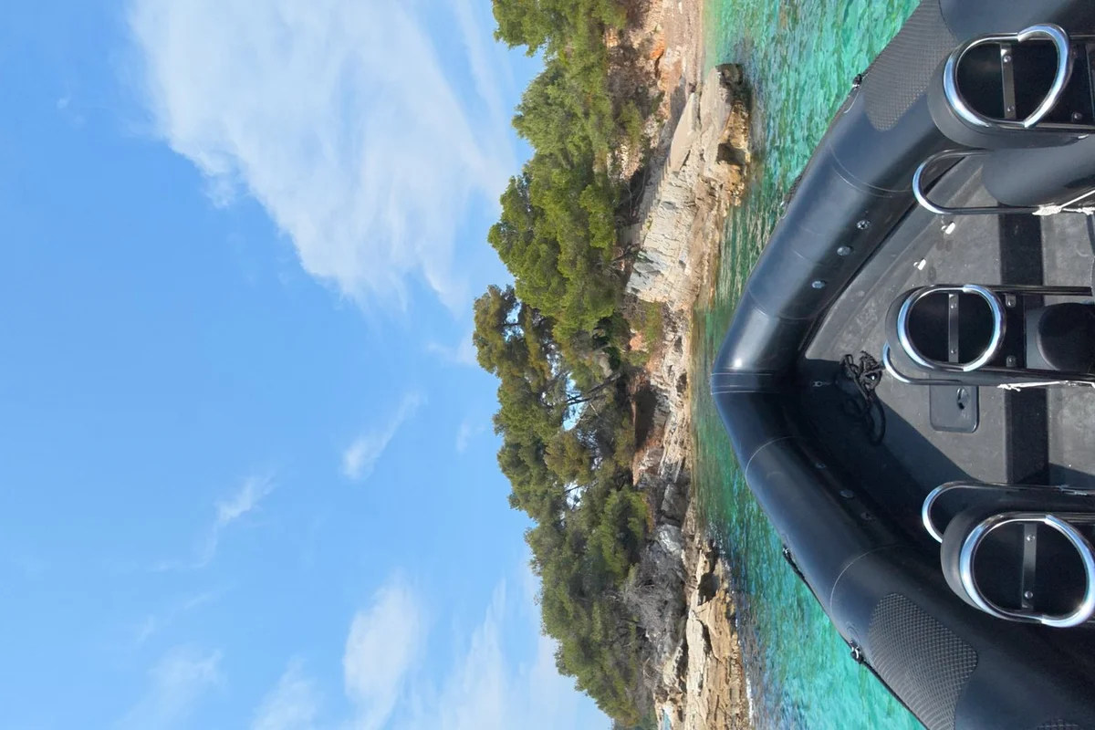 Crique sauvage aux eaux turquoise